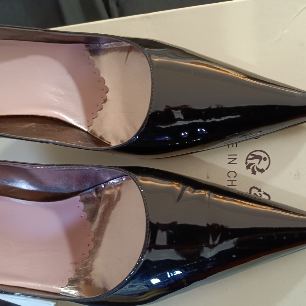 Elegant Black Patent Leather Heels - Picture 5 of 9